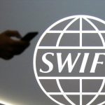 Αποκλεισμός της Ρωσίας από το Swift: Τα κατά και τα υπέρ