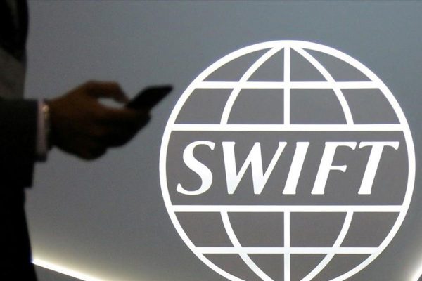 Αποκλεισμός της Ρωσίας από το Swift: Τα κατά και τα υπέρ