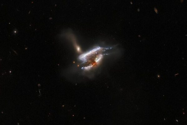 Επική εικόνα από το Hubble καταγράφει τη σύγκρουση τριών γαλαξιών -Δείτε βίντεο