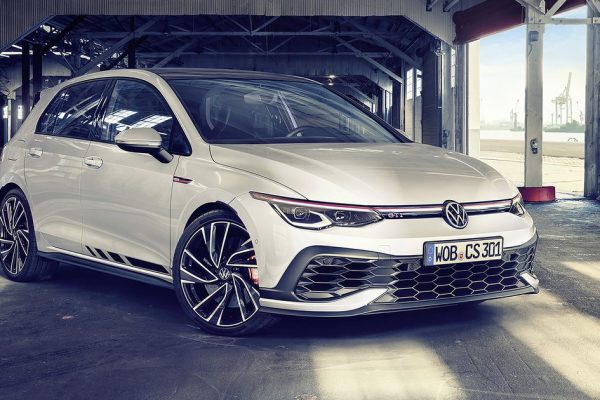 Μία γυναίκα 79 ετών αγόρασε ένα νέο VW Golf GTI (Video)