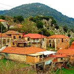 Πελοπόννησος: Το ελατοσκέπαστο χωριό των Καλαβρύτων με το μοναδικό φυσικό κάλλος και τα τρεχούμενα νερά