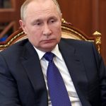 Πούτιν σε Μακρόν: Εγκλήματα πολέμου από την Ουκρανία – Η Ρωσία δεν στοχοποιεί αμάχους