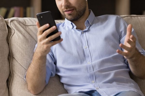 Πώς θα καταλάβετε εάν έχουν «χακάρει» το κινητό σας;