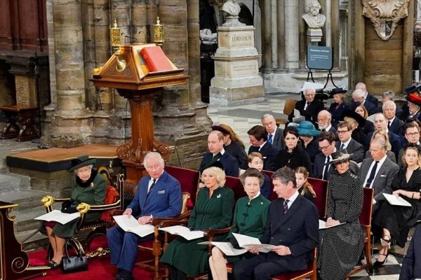 Στο μνημόσυνο του πρίγκιπα Φίλιππου η βασίλισσα Ελισάβετ