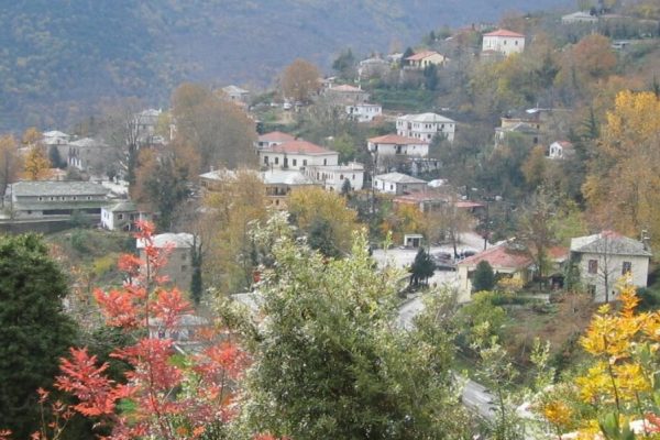 Το γραφικό χωριό του Πηλίου που είναι σκαρφαλωμένο στις πλαγιές του βουνού και «βλέπει» όλο το Αιγαίο…