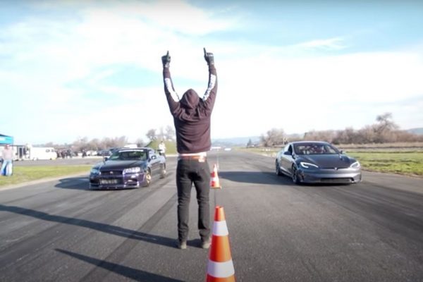 Το Tesla Model S Plaid «καταπίνει» ένα Nissan Skyline GT-R (video)