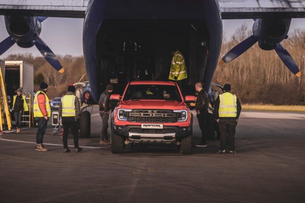 «Flight, Camera, Action!» Στα παρασκήνια των γυρισμάτων του φιλμ δράσης του νέου Ford Ranger Raptor (Video)