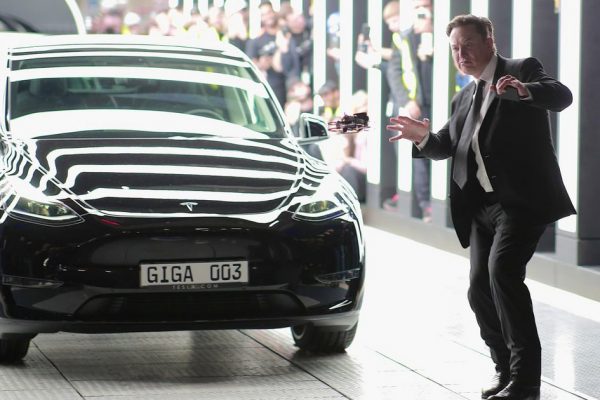 To Giga Berlin ξεκινά την παραγωγή και ο Elon Musk πανηγυρίζει… χορεύοντας! (video)
