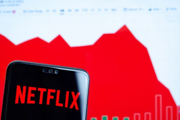 «Βουτιά» για τη μετοχή του Netflix- Έπεσε κατά σχεδόν 40% μετά την απώλεια συνδρομητών