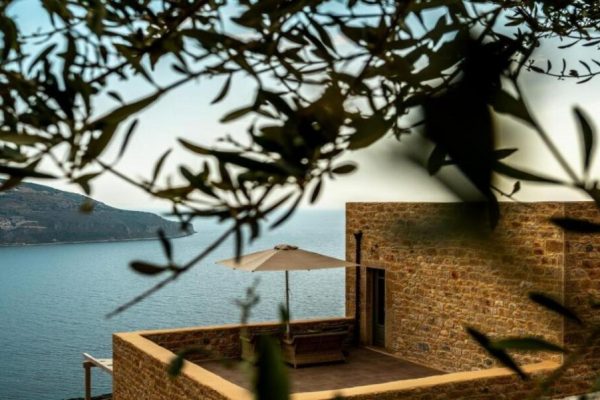 Μάνη: Το πέτρινο boutique hotel στο Οίτυλο με απέραντη θέα στη θάλασσα και άριστη βαθμολογία – Από τον Τάσο Δούση