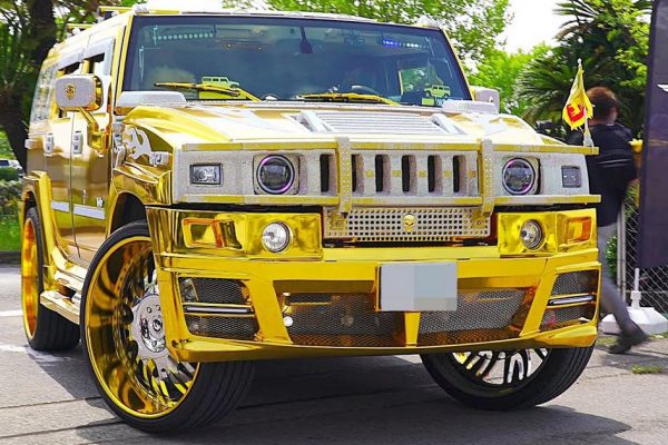 Αυτή η παρέλαση των Hummer H2 είναι η αποθέωση του κιτς (video)