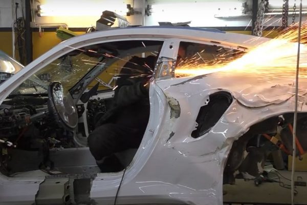 Δείτε μια διαλυμένη Porsche να γίνεται του «κουτιού» μέσα σε 24 λεπτά (video)