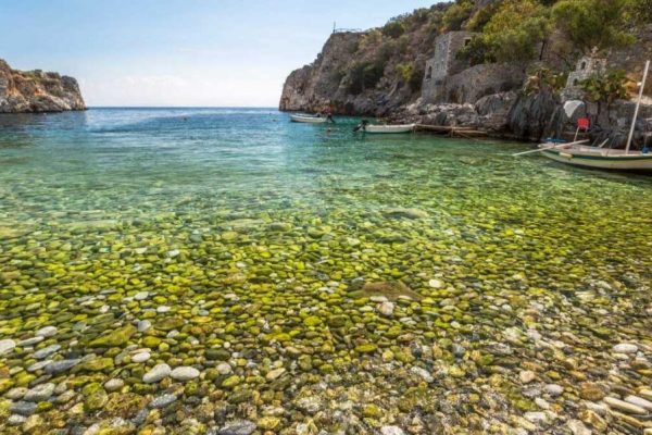 Η παραλία στη Μάνη που εντυπωσιάζει κάθε επισκέπτη