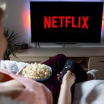 Netflix: Μετά την «βουτιά» της μετοχής του, ετοιμάζεται να προβάλλει εκπομπές σε live-streaming