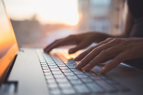 Voucher 200 ευρώ για υπολογιστές, laptop: Θα το λάβουν και ιδιωτικοί εκπαιδευτικοί