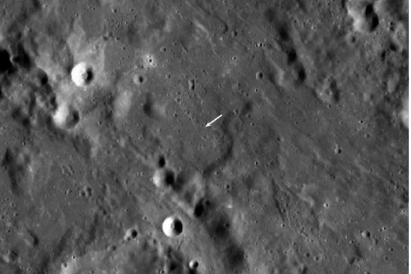 «Η σκοτεινή πλευρά του φεγγαριού»: Νέα καρέ της NΑSA και θεωρίες για συντρίμμια ΑΤΙΑ στη Σελήνη από τα σόσιαλ