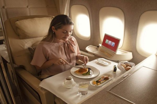 Η Emirates διακρίθηκε για το καλύτερο Wi-Fi και τις καλύτερες γαστρονομικές υπηρεσίες εν πτήσει στα 2022 APEX Regional Passenger Choice Awards