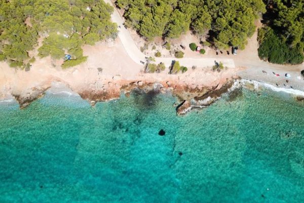 Αγκίστρι: Η γαλαζοπράσινη ειδυλλιακή παραλία του που θα θέλεις να επιστρέφεις!