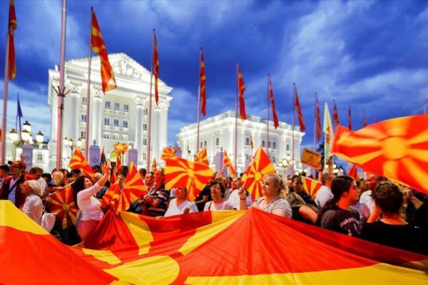 Βόρεια Μακεδονία: Για τρίτο συνεχόμενο βράδυ οι διαδηλώσεις κατά της συμφωνίας με τη Βουλγαρία