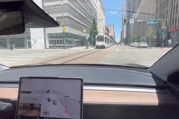 Δείτε πως το autopilot έστειλε το Tesla Model 3 μέσα στην πορεία ενός τραμ (video)