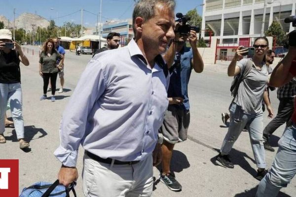 Δημήτρης Λιγνάδης: Το πανό «βιαστής είναι» και σε συναυλία του Μάλαμα στη Λάρισα