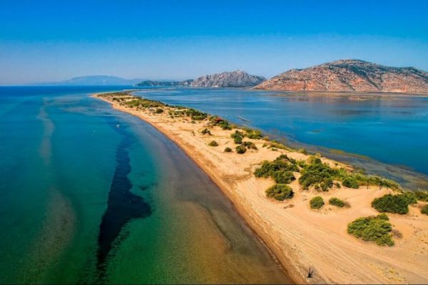 Η μεγαλύτερη παραλία της Ελλάδας δεν είναι ιδιαίτερα γνωστή, δεν βρίσκεται σε κάποιο νησί αλλά είναι ένας πραγματικός υδάτινος παράδεισος!