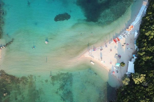 Πάργα – Σύβοτα: Ταξιδεύουμε στην «Καραϊβική» της Ελλάδας και βουτάμε σε μια από τις ομορφότερες παραλίες της χώρας