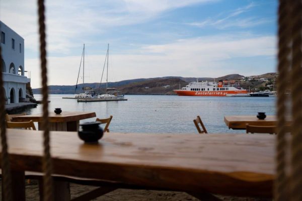 Mirra Kythnos: Νησιωτικό dining με άποψη στην Κύθνο