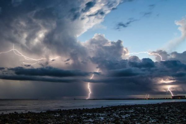 Καιρός 12/8: Έντονη αστάθεια με ισχυρές βροχές και καταιγίδες – Ποιες περιοχές θα πλήξουν κυρίως τα φαινόμενα