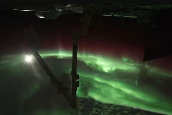 Εκπληκτική εικόνα της Γης από τον ISS: Φωτεινό πεδίο διατρέχει τον ουρανό πάνω από τον Ινδικό ωκεανό – Δείτε βίντεο
