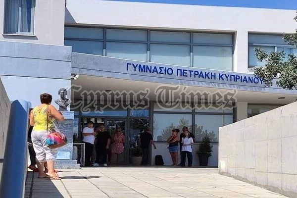 Κύπρος: Αποβολές με το… «καλημέρα» μοίρασε Γυμνασιάρχης (pics+vid)