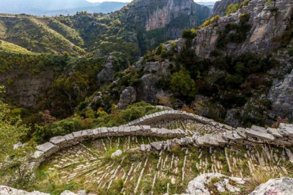 Η περίφημη πέτρινη Σκάλα του Βραδέτου στο Ζαγόρι με τα 1100 σκαλοπάτια που χρειάστηκε 20 χρόνια να xτιστεί!