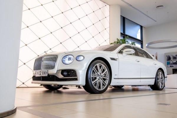 Οι νέες Bentley Bentayga Hybrid και Flying Spur Hybrid ήρθαν στην Bentley Athens (photos)