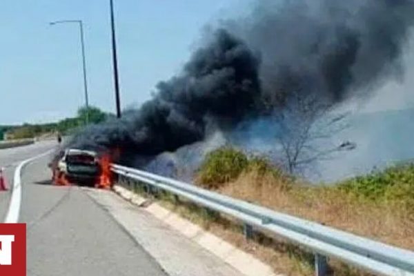 Παλαιά Εθνική Οδός Πατρών – Αθηνών: Αυτοκίνητο τυλίχθηκε στις φλόγες – Κινητοποίηση των αρχών