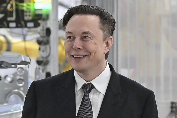 O Elon Musk… έδιωξε τις διαφημίσεις της General Motors από το Twitter