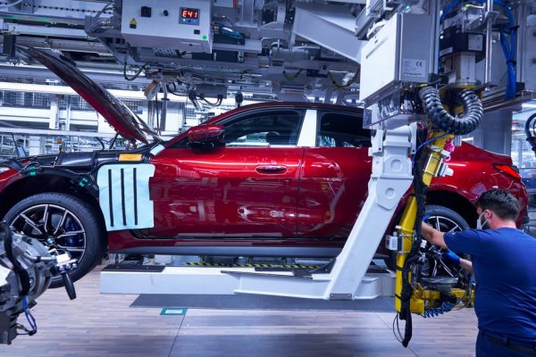 Η στρατηγική κίνηση της BMW που στοχεύει να ανταγωνιστεί άμεσα την Tesla