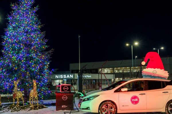 Ένα Nissan LEAF φωταγωγεί χριστουγεννιάτικο δέντρο στο Sunderland (photos)
