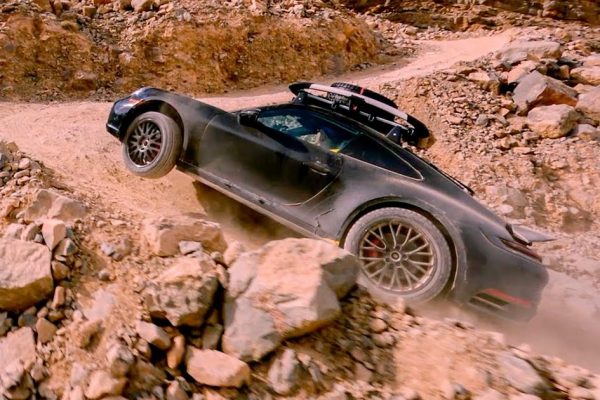 Δείτε τη νέα Porsche 911 Dakar να «καταπίνει» τα βουνά (video)