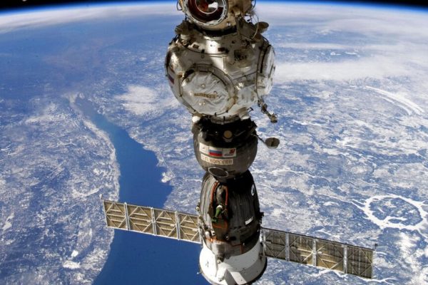 Ρωσία: Mελετούν αποστολή διάσωσης για το πλήρωμα του διαστημικού σταθμού